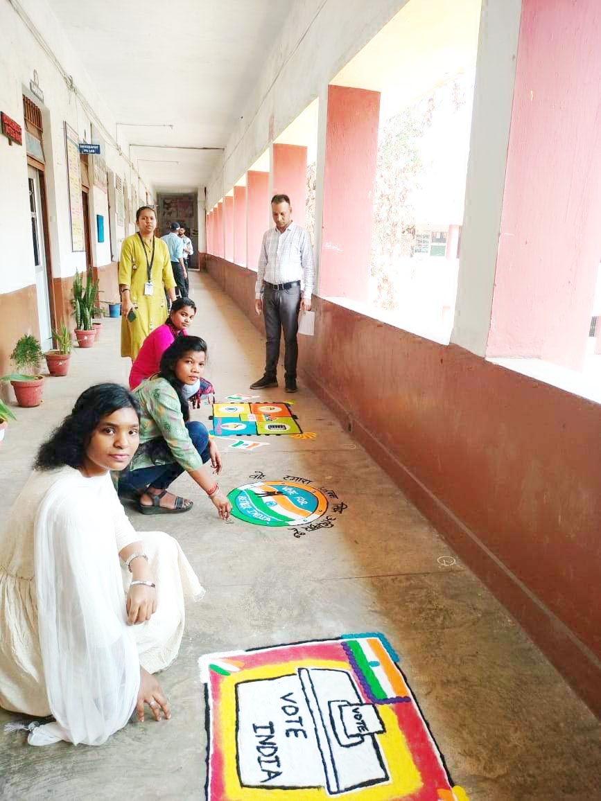 रंगोली स्पर्धा से मतदान के लिए किया प्रेरित रंगोली स्पर्धा से मतदान के लिए किया प्रेरित