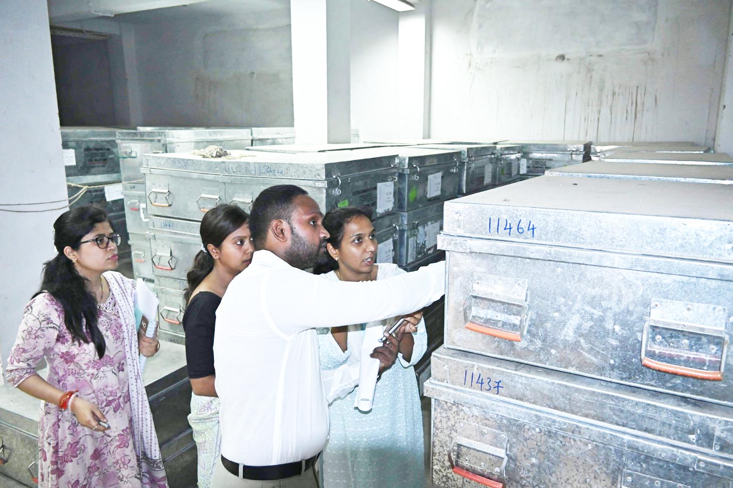 राजनीतिक दलों के प्रतिनिधियों की उपस्थिति में खोला स्ट्रांग रूम