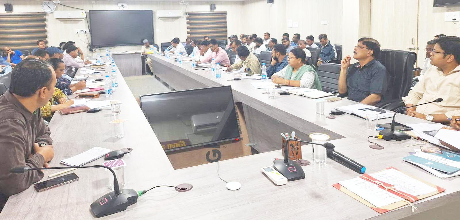 कलेक्टर ने ली सेक्टर अफसरों की बैठक कलेक्टर ने ली सेक्टर अफसरों की बैठक