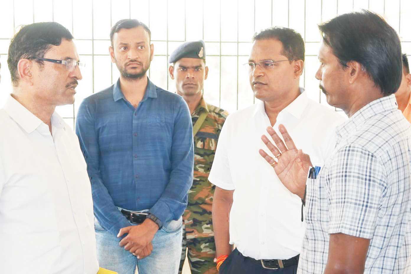 कलेक्टर-एसपी ने स्ट्रांग रूम का निरीक्षण कर लिया जायजा