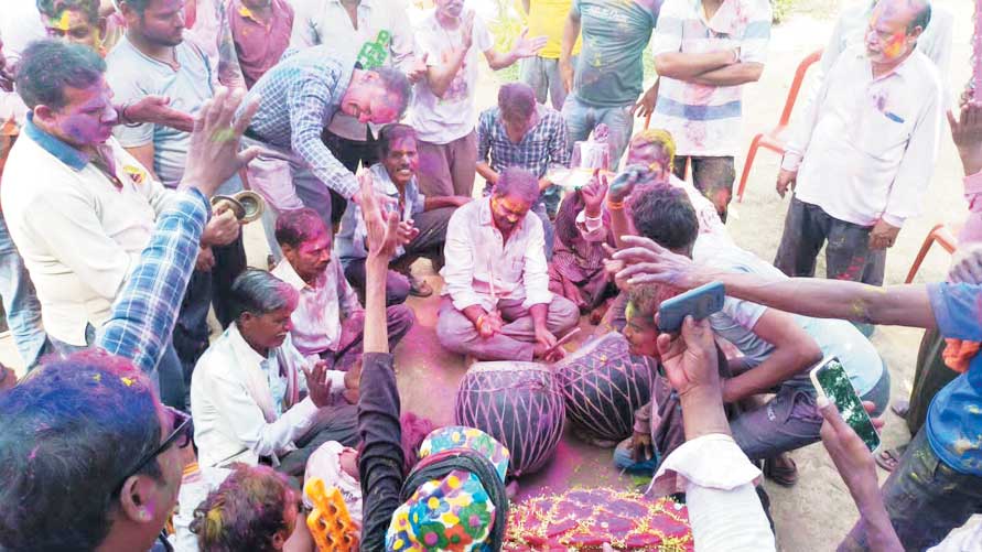 विधायक निवास में मनी होली