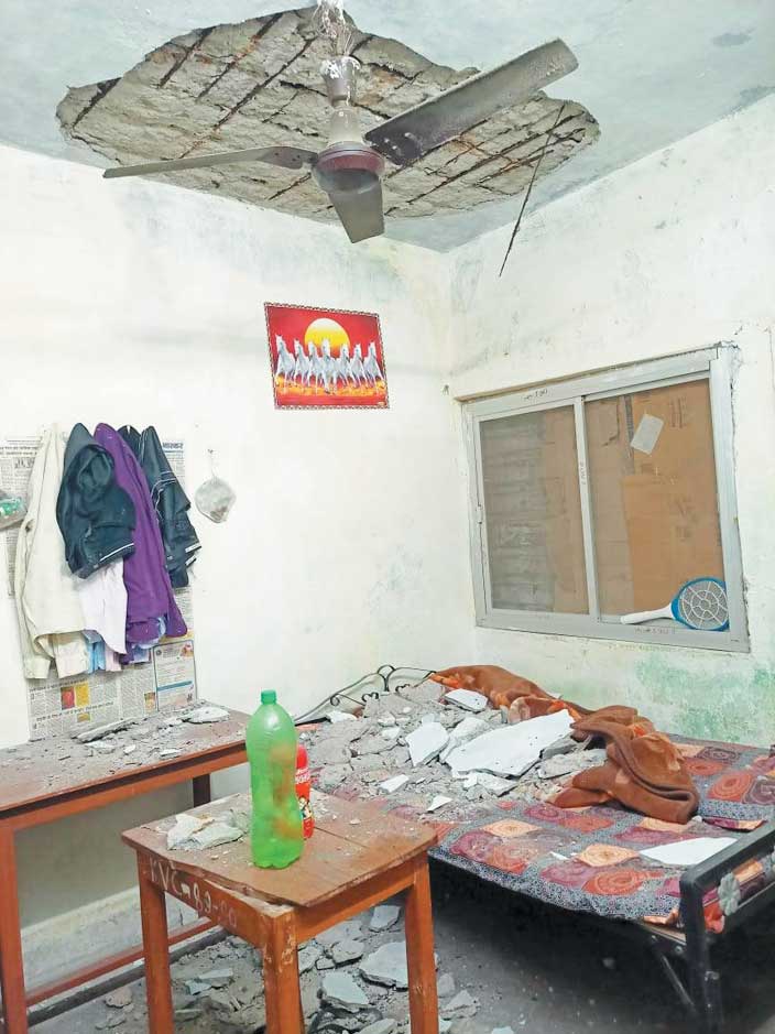 केन्द्रीय विद्यालय स्टाफ क्वार्टर की छत का प्लास्टर गिरा, शिक्षक की पत्नी घायल