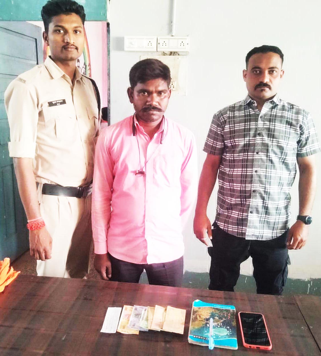 नगदी के साथ सट्टा लिखने वाला पकड़ाया नगदी के साथ सट्टा लिखने वाला पकड़ाया