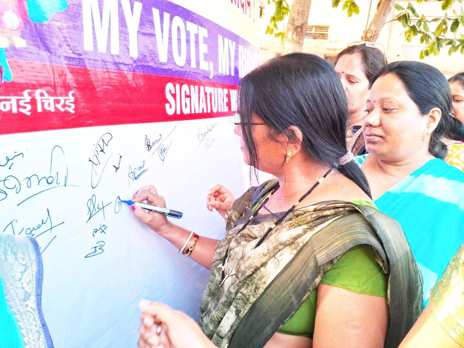 मतदान अधिकारियों ने ली शपथ मतदान अधिकारियों ने ली शपथ