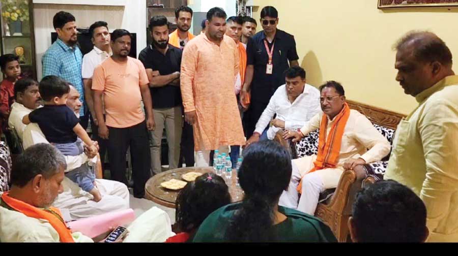 दिवंगत भाजपा नेता दिलावर कपाडिय़ा के घर पहुंचे सीएम दिवंगत भाजपा नेता दिलावर कपाडिय़ा के घर पहुंचे सीएम