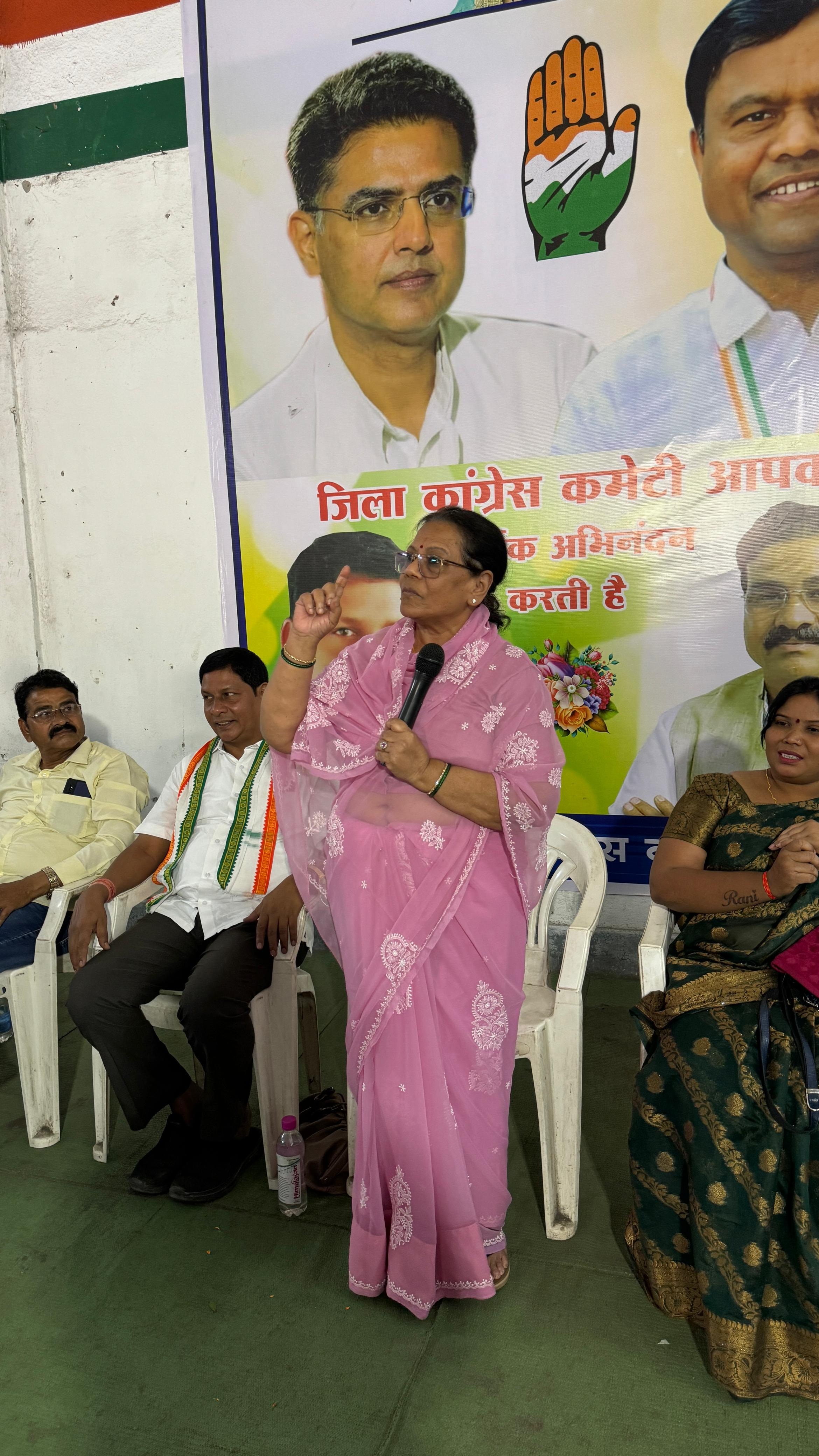 कांग्रेस प्रत्याशी डॉ. मेनका कार्यकर्ताओं की बैठक में हुईं शामिल