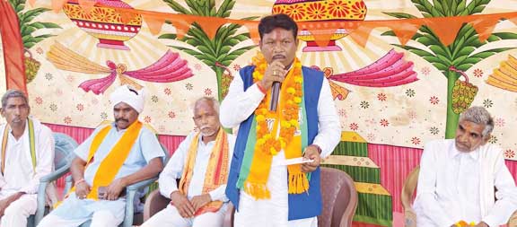 भाजपा प्रत्याशी महेश कश्यप ने दर्जन भर गांवों में किया जनसंपर्क