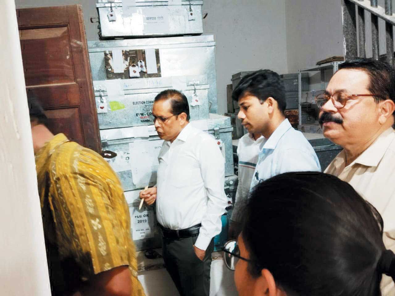 जिला कोषालय व स्ट्रांग रूम का निरीक्षण