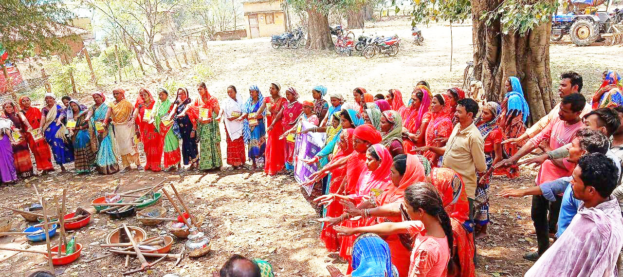 मानव श्रृंखला बनाकर मनरेगा  मजदूर कर रहे जागरूक