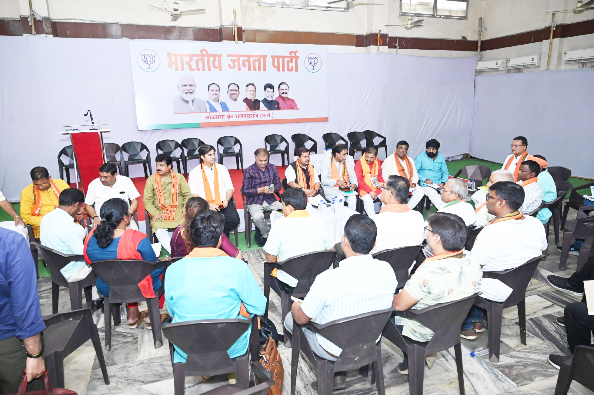 नितिन ने ली 4 विस की बैठक नितिन ने ली 4 विस की बैठक