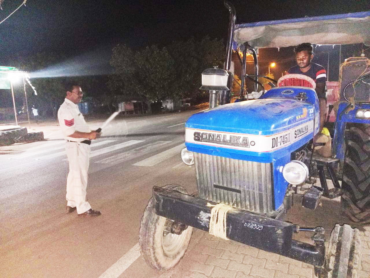 ट्रैफिक नियमों के उल्लंघन पर 21 चालकों पर जुर्माना