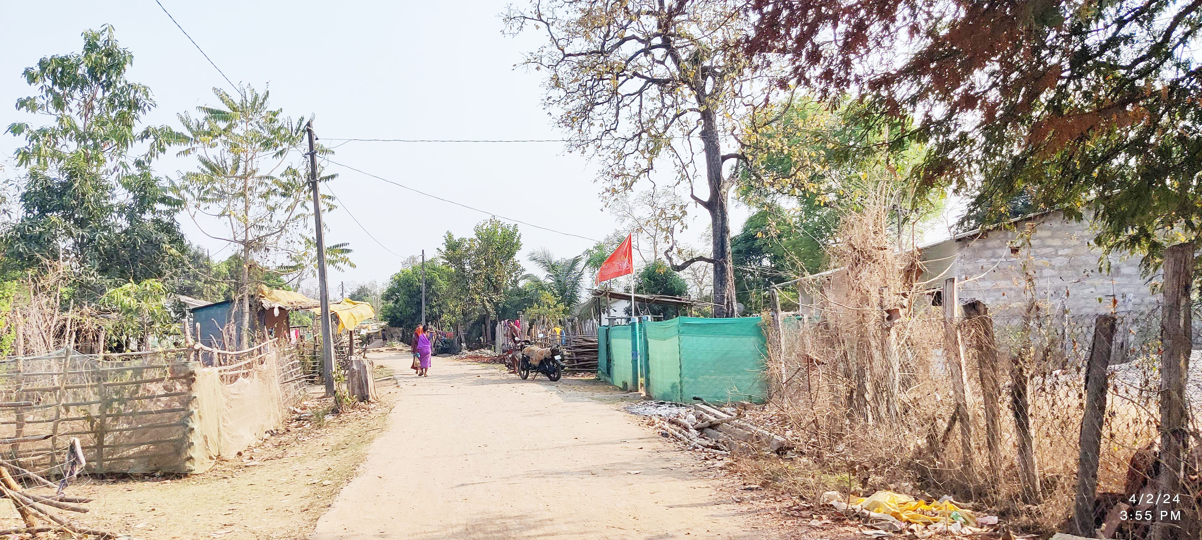 लाल पानी की समस्या को लेकर लामबंद हुए सेंड्रापारा के ग्रामीण लाल पानी की समस्या को लेकर लामबंद हुए सेंड्रापारा के ग्रामीण