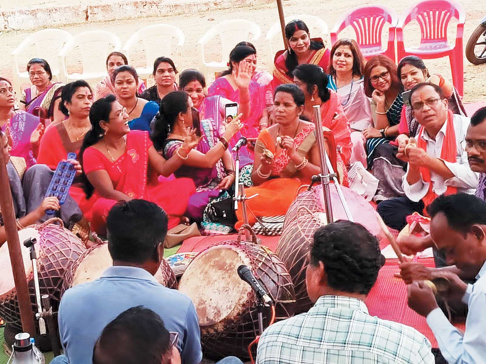 रंग पंचमी पर होली मिलन समारोह