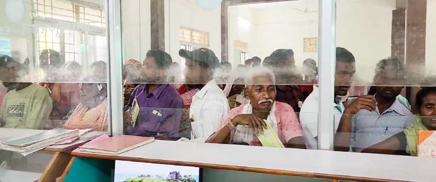 भीषण गर्मी में सहकारी बैंक के खाताधारी परेशान भीषण गर्मी में सहकारी बैंक के खाताधारी परेशान