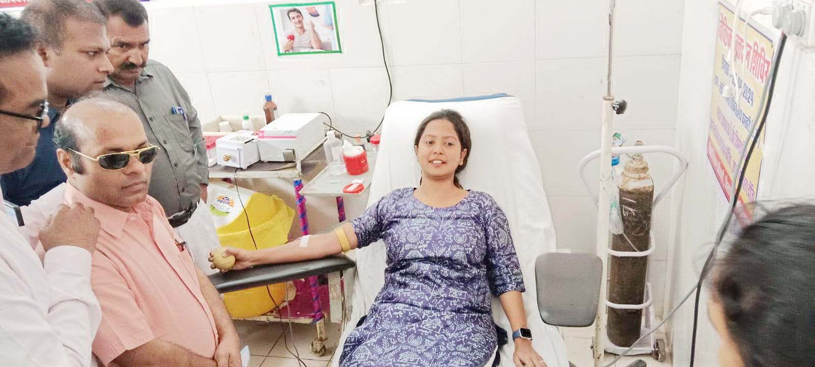 मतदान जागरूकता रक्तदान शिविर में कलेक्टर, सीईओ सहित बड़ी संख्या में लोगों ने किया रक्तदान