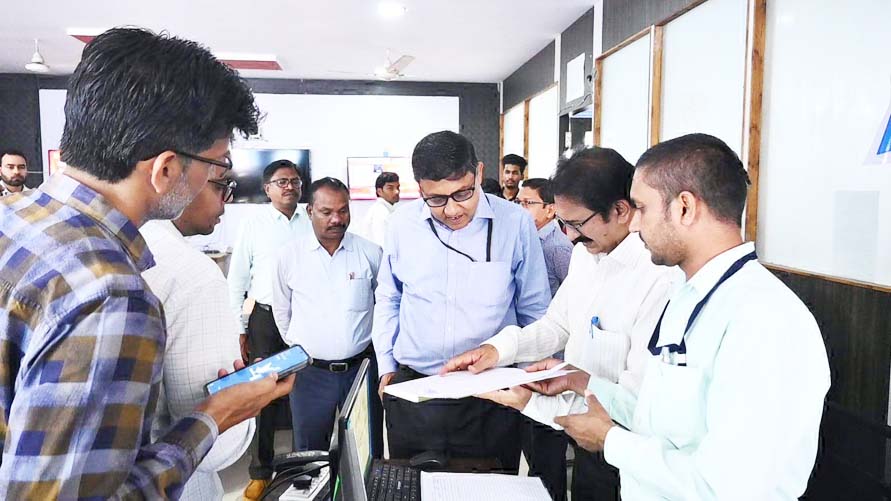 व्यय प्रेक्षक ने सी विजिल, वेबकॉस्टिंग कक्ष सहित पंजियों का किया निरीक्षण