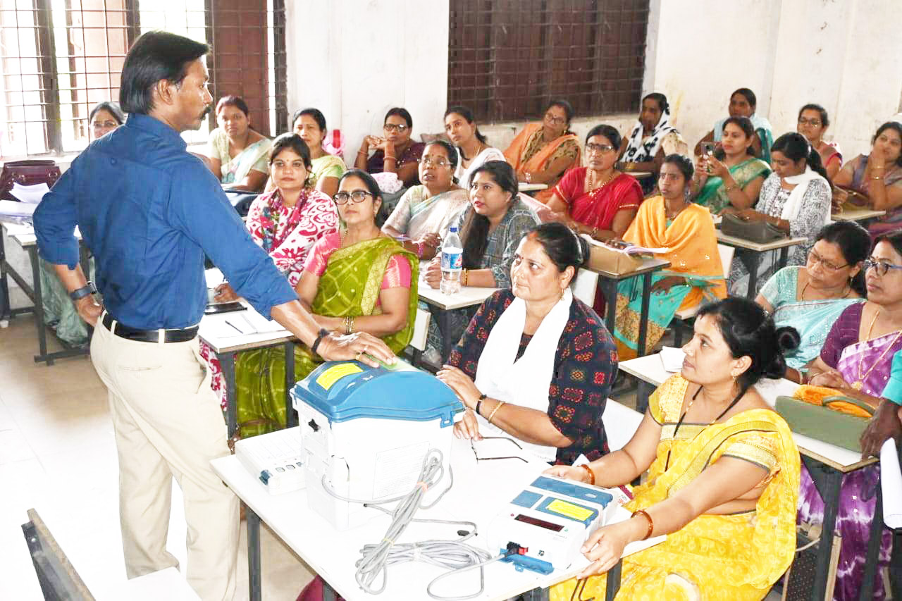 कसडोल पहुंचे कलेक्टर, पीठासीन व मतदान अफसरों के प्रशिक्षण का लिया जायजा
