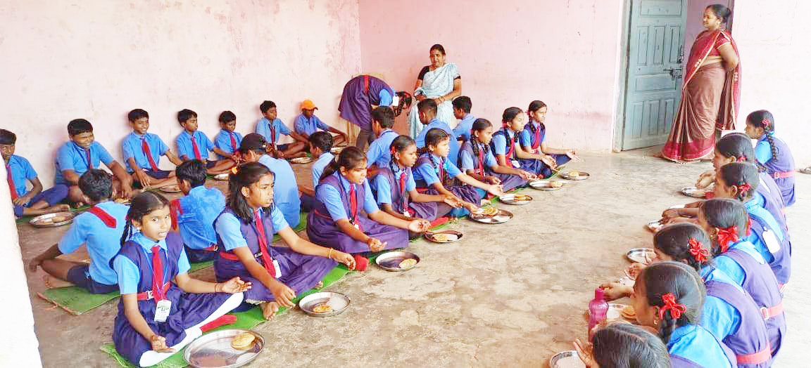 गोरेगांव स्कूल में न्योता भोज