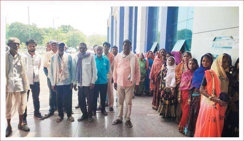 रेत घाट चालू करने कलेक्टर से गुहार