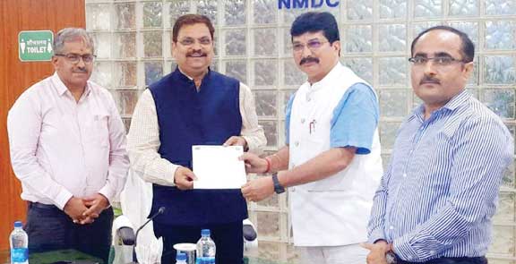 शीघ्र वेतन पुनरीक्षण समेत मांगों पर इंटक ने सौंपा ज्ञापन