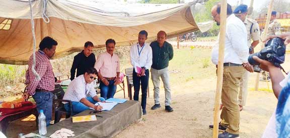 व्यय प्रेक्षक ने एरला, बयानार व भाटपाल चेकपोस्ट का किया निरीक्षण व्यय प्रेक्षक ने एरला, बयानार व भाटपाल चेकपोस्ट का किया निरीक्षण