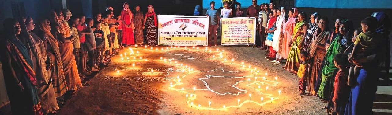 जिले का नक्शा बना कैंडल प्रज्जवलित  कर मतदाताओं को किया जागरूक