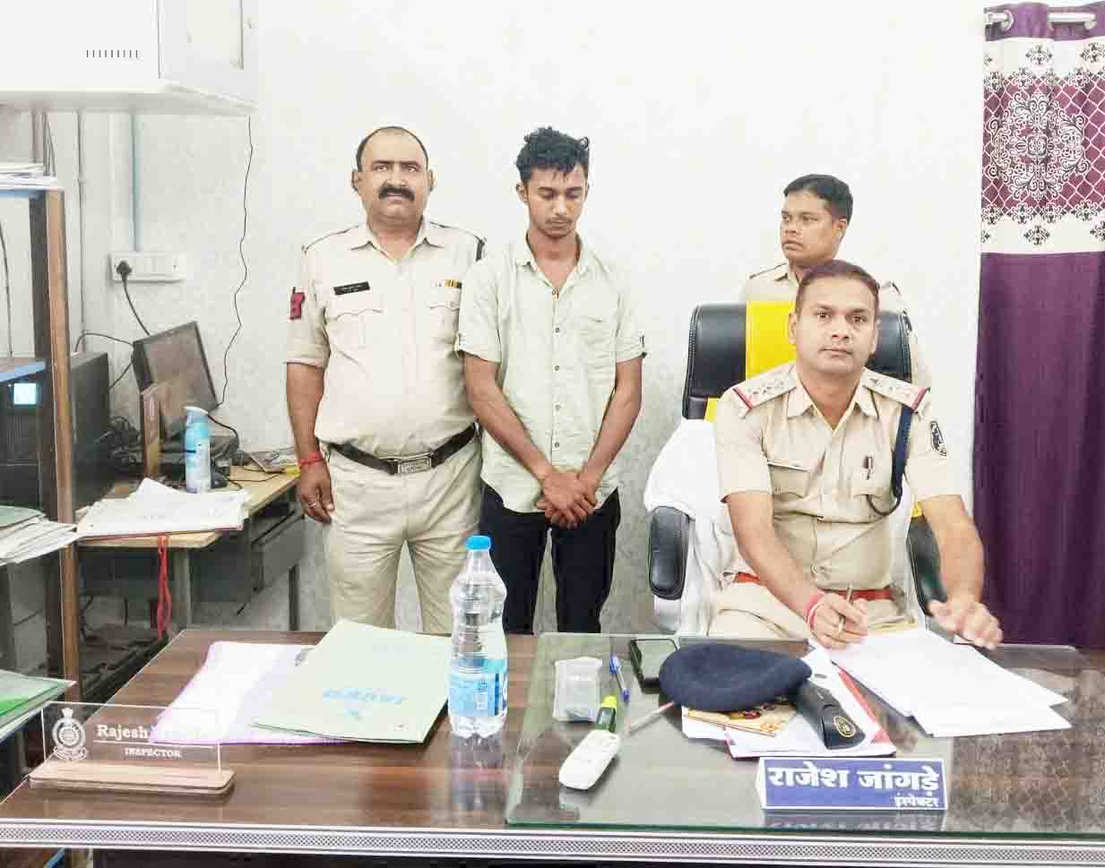 फेसबुक पर दोस्ती कर ब्लैकमेल, मांगे रुपए, बंदी