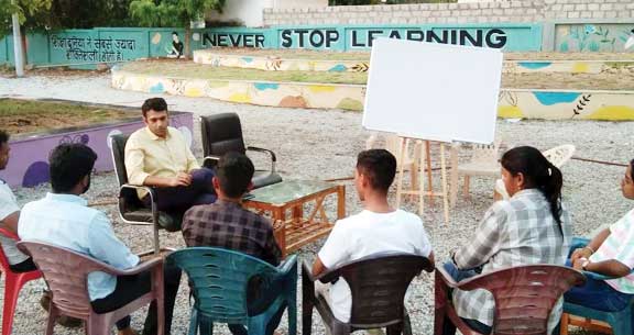 अनुभव की पाठशाला, युवाओं को कलेक्टर का गुरु मंत्र