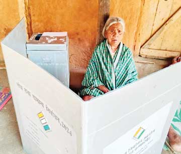 आम चुनाव: वरिष्ठ मतदाता भोगो ने डाला वोट