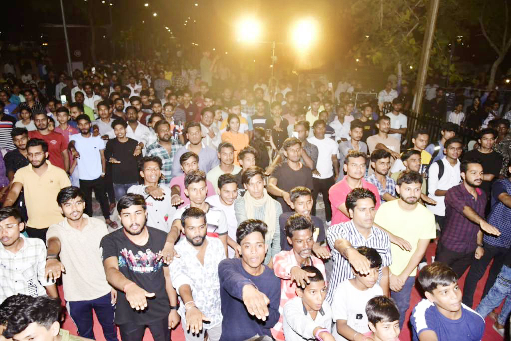 रॉक बैंड पर थिरके लोग, ली मतदान की शपथ