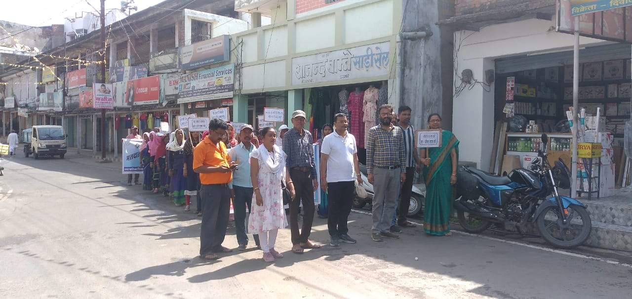 शत प्रतिशत मतदान को लेकर अधिकारी-कर्मचारियों ने निकाली मतदाता जागरूकता रैली