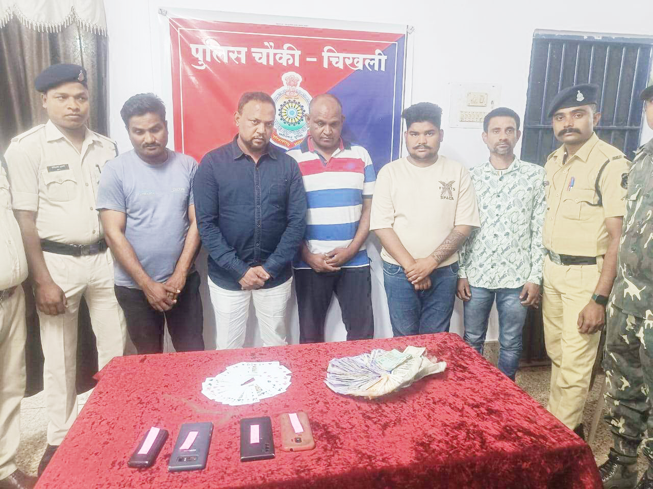 खार में जुआ खेलने वाले 5 पकड़ाए खार में जुआ खेलने वाले 5 पकड़ाए