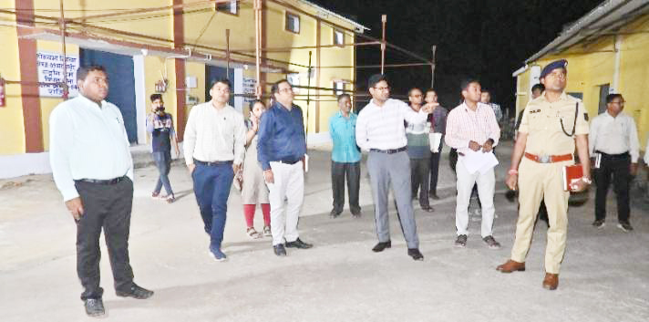 पुलिस प्रेक्षक ने किया निरीक्षण पुलिस प्रेक्षक ने किया निरीक्षण