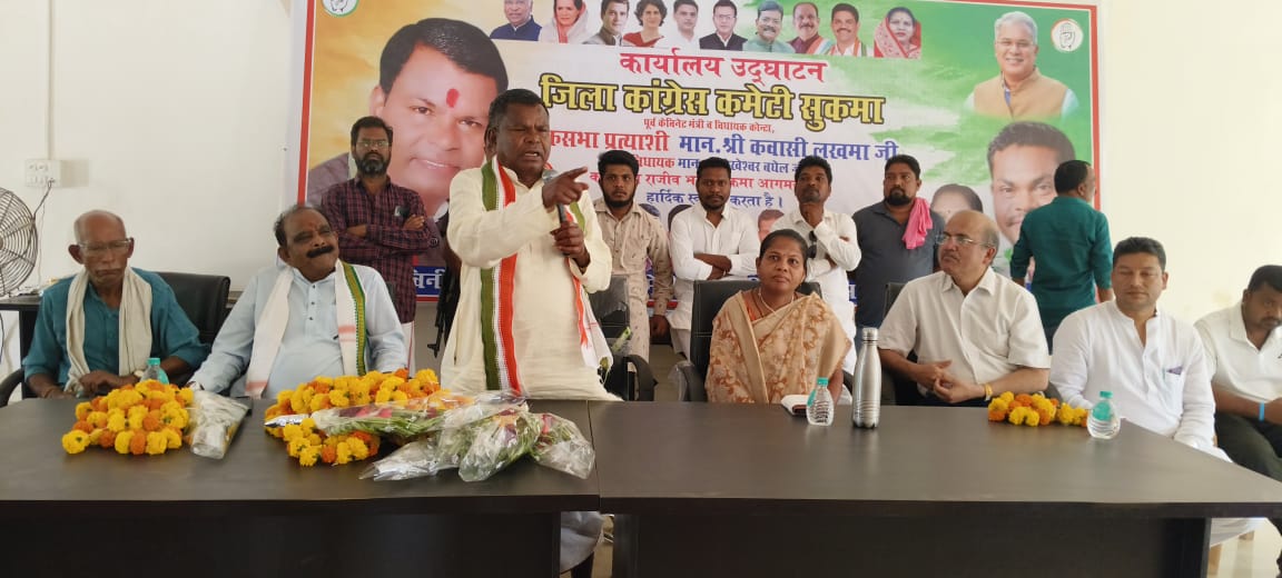 बस्तर लोकसभा के प्रत्याशी कवासी लखमा का डोर टू डोर प्रचार अपने विधानसभा क्षेत्र का किया दौरा