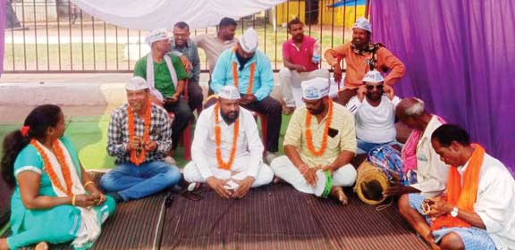 केजरीवाल की गिरफ्तारी के विरोध में आप कार्यकर्ताओं का सामूहिक उपवास