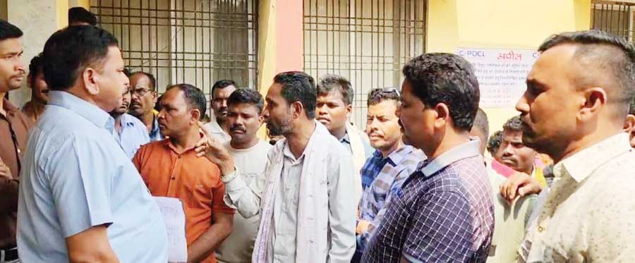 लो वोल्टेज और पावर कट से परेशान हैं सोनाबोल के किसान, पहुंचे बिजली दफ्तर लो वोल्टेज और पावर कट से परेशान हैं सोनाबोल के किसान, पहुंचे बिजली दफ्तर