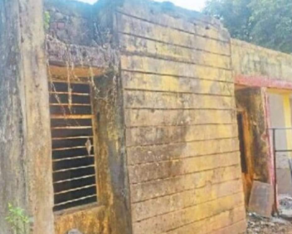 स्कूल जतन योजना: प्लास्टर उखड़ रहे, अधूरा रंग-रोगन...