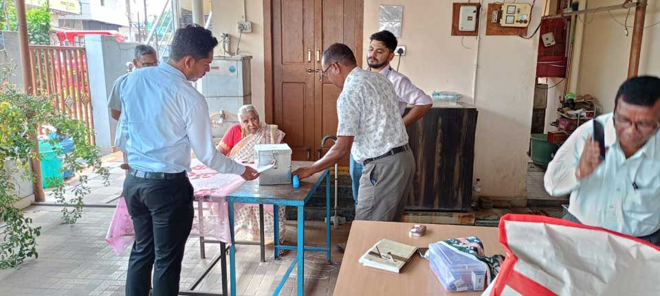 वोटिंग की बोहनी, एक बुजुर्ग एक दिव्यांग ने किया मतदान,