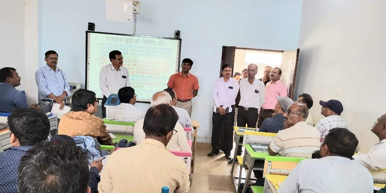 मतदान दलों को द्वितीय चरण का प्रशिक्षण मतदान दलों को द्वितीय चरण का प्रशिक्षण