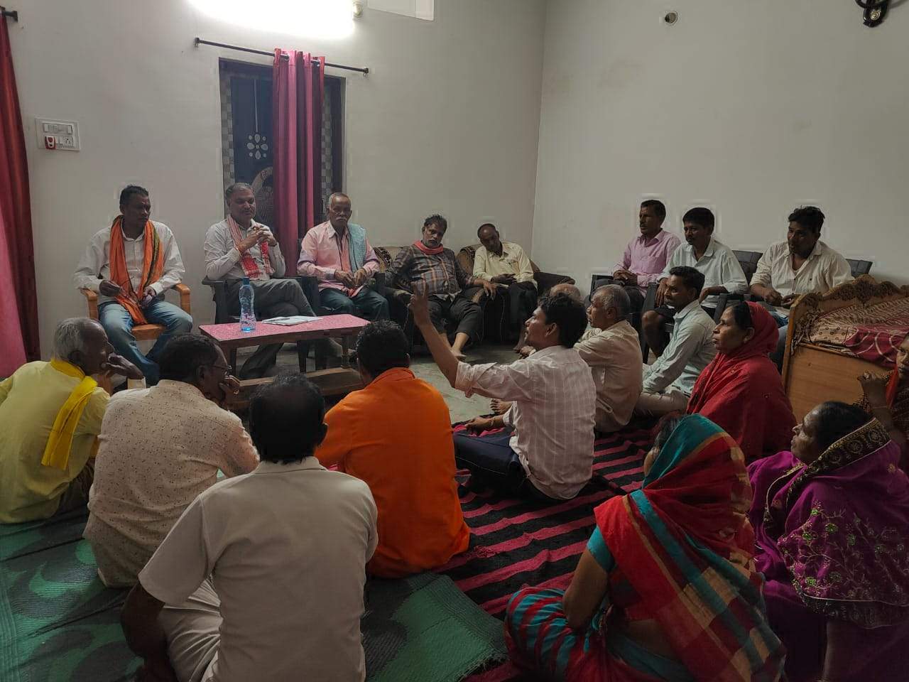पूर्व सांसद यादव ने पनेका-बांकल में बूथ कार्यकर्ताओं से की चर्चा पूर्व सांसद यादव ने पनेका-बांकल में बूथ कार्यकर्ताओं से की चर्चा
