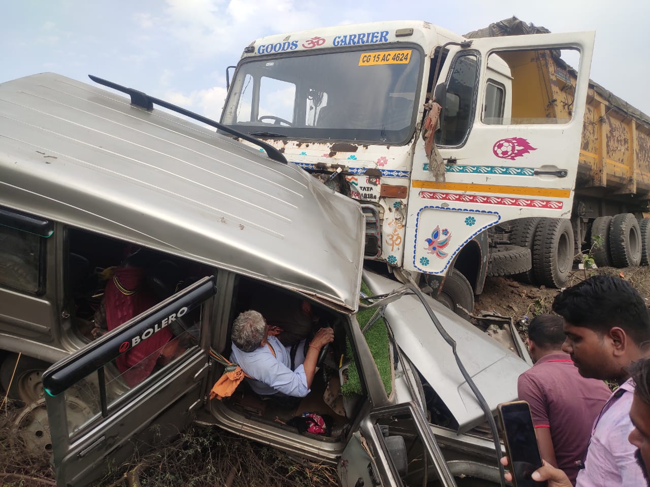 ट्रेलर ने बोलेरो को मारी टक्कर, 9 जख्मी ट्रेलर ने बोलेरो को मारी टक्कर, 9 जख्मी
