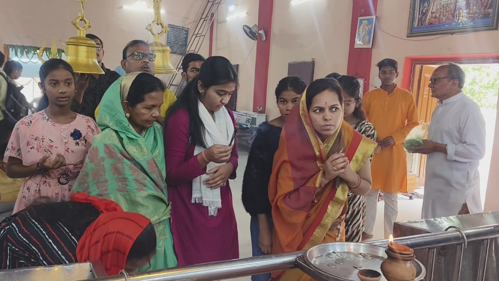 नवरात्र के प्रथम दिन मंदिरों में उमड़ी भक्तों की भीड़