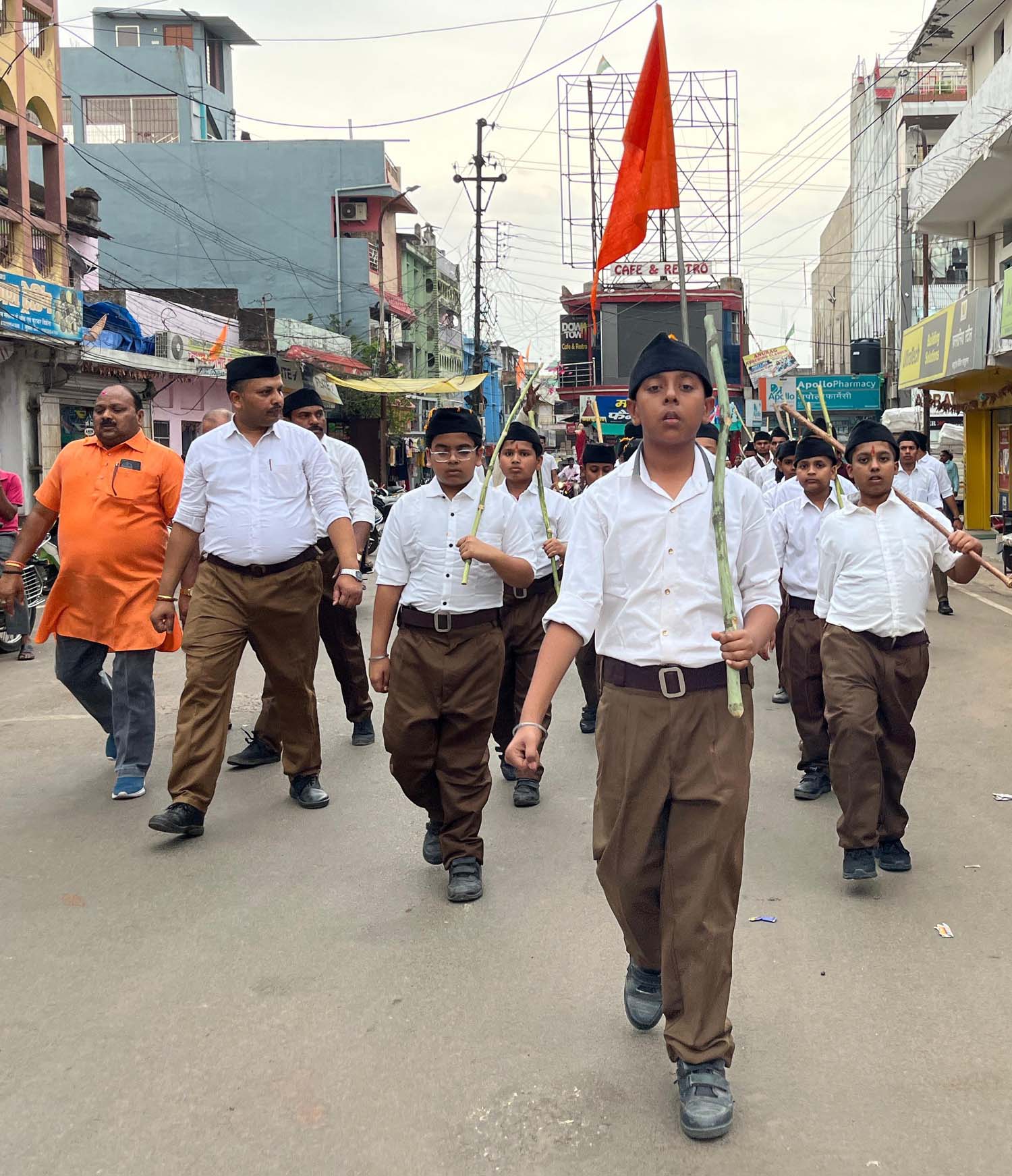 बैंड की धुन पर कदम ताल करते हुए बालकों ने किया पथ संचलन