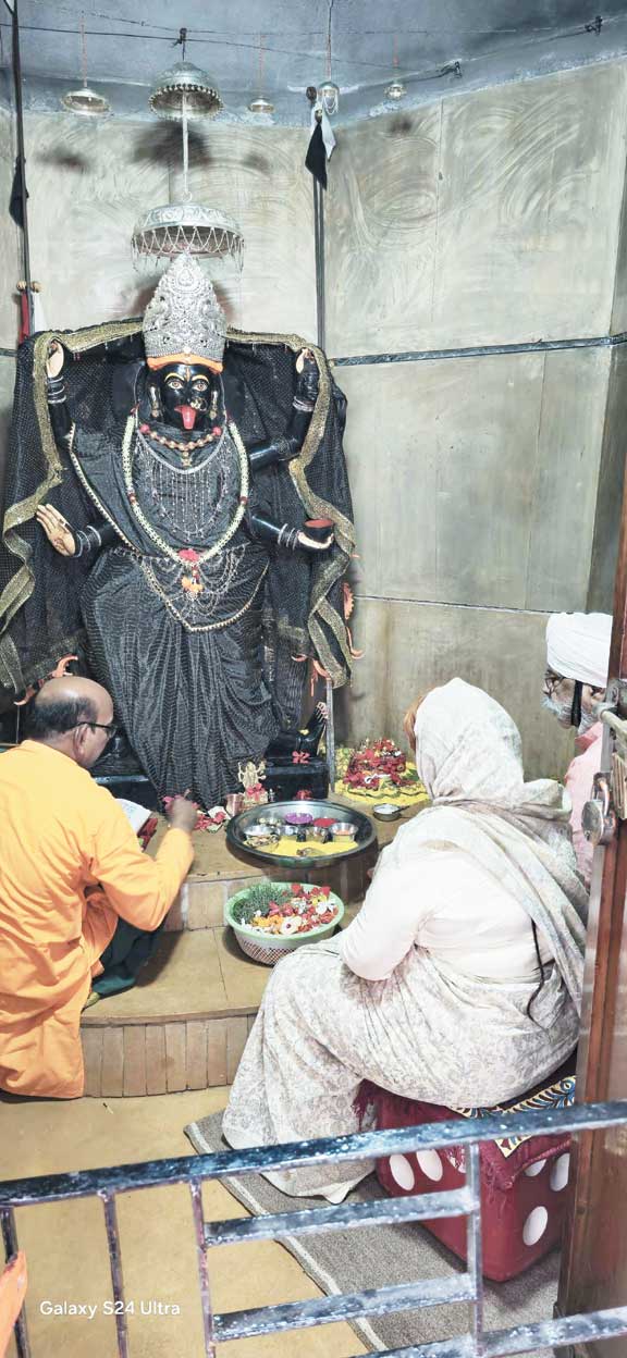 होरा ने सपत्नीक काली मंदिर में की पूजा-अर्चना
