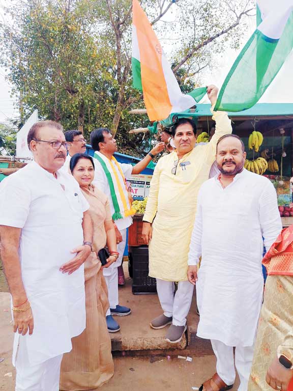 पीसीसी चीफ ने कुरूद में बांधा कांग्रेस का झंडा पीसीसी चीफ ने कुरूद में बांधा कांग्रेस का झंडा