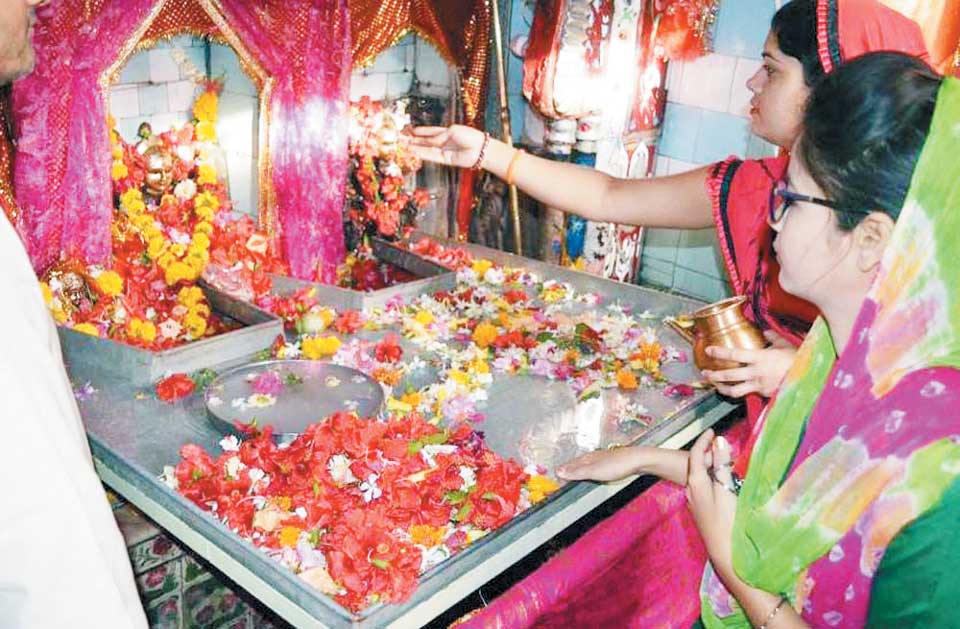 नवरात्र शुरू, देवी मंदिरों में उमड़ी भीड़