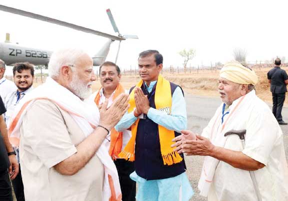 पद्मश्री वैद्यराज हेमचंद मांझी ने पीएम का हेलीपैड पर किया स्वागत