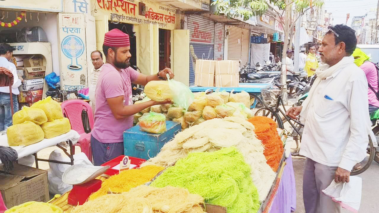 कल मनेगी ईद, बाजार में हलचल