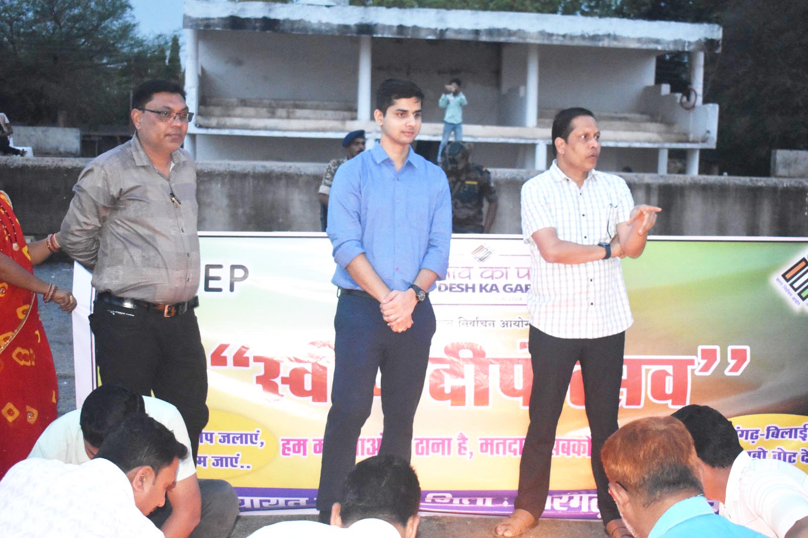 दीप प्रज्ज्वलित कर मतदान की शपथ