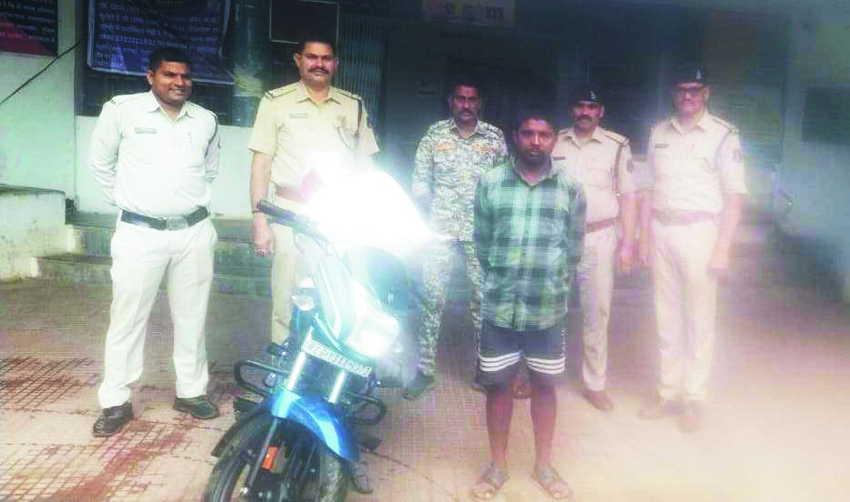 महुआ शराब व वाहन जब्त